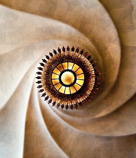 Mi guardo allo specchio. Ed attraverso i miei occhi rivedo immagini, perone, colori, ricordi, risate, lacrime, baci, mani, corpi, occhi pieni di amore, silenzi, porte aperte, chiuse e poi vedo me stessa, che sono tutto questo.

#ScrivoQuelCheSento
Casa Batiló - dettagli