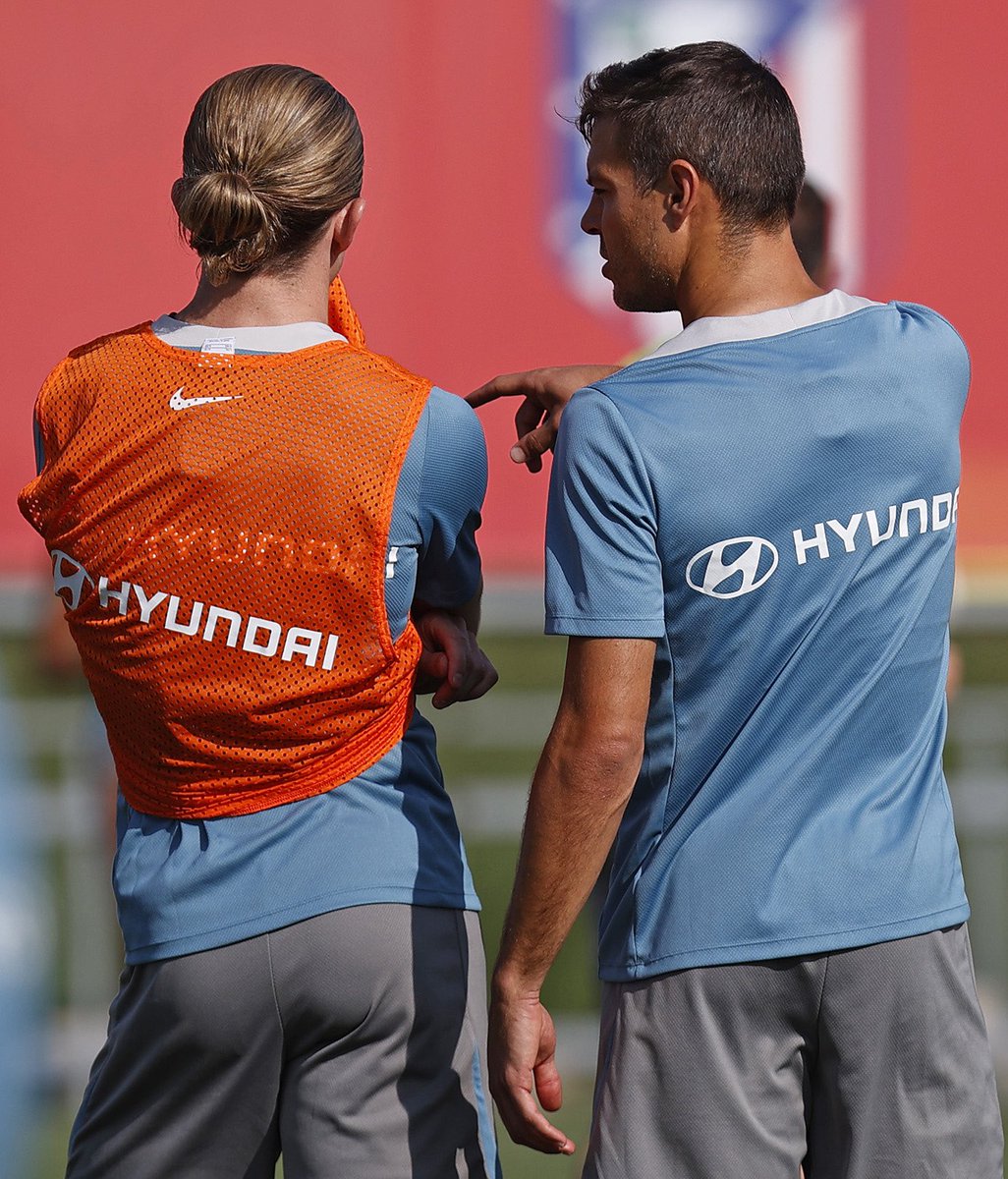 atletienglish's tweet image. Chelsea fans, now you know which Spanish team to follow 🤝