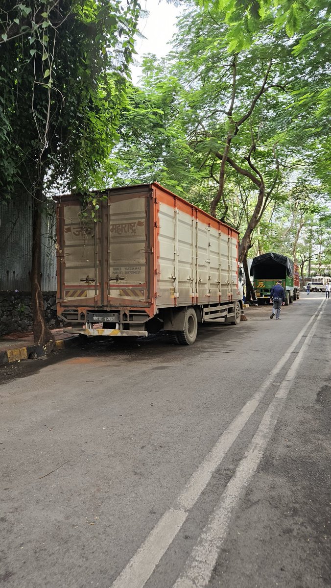 prasad_p_chavan's tweet photo. @MTPHereToHelp Green Meadows back road towards Anna Bhau Sathey Manoranjan Maidan, lokhandwala township https://t.co/m7udx1fljV