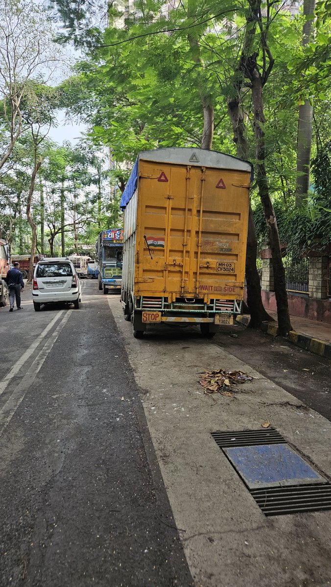prasad_p_chavan's tweet photo. @MTPHereToHelp Green Meadows back road towards Anna Bhau Sathey Manoranjan Maidan, lokhandwala township https://t.co/m7udx1fljV