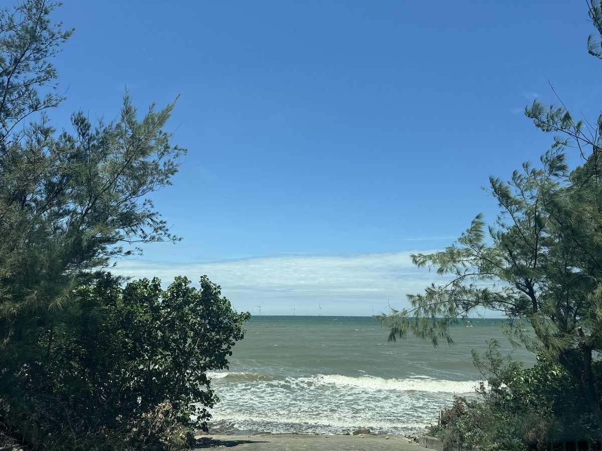 大海的守護者之看海日常，突然想起了高中時跟女友在某海水浴場的故事⋯
#ALT #高中生 #學生 #野外