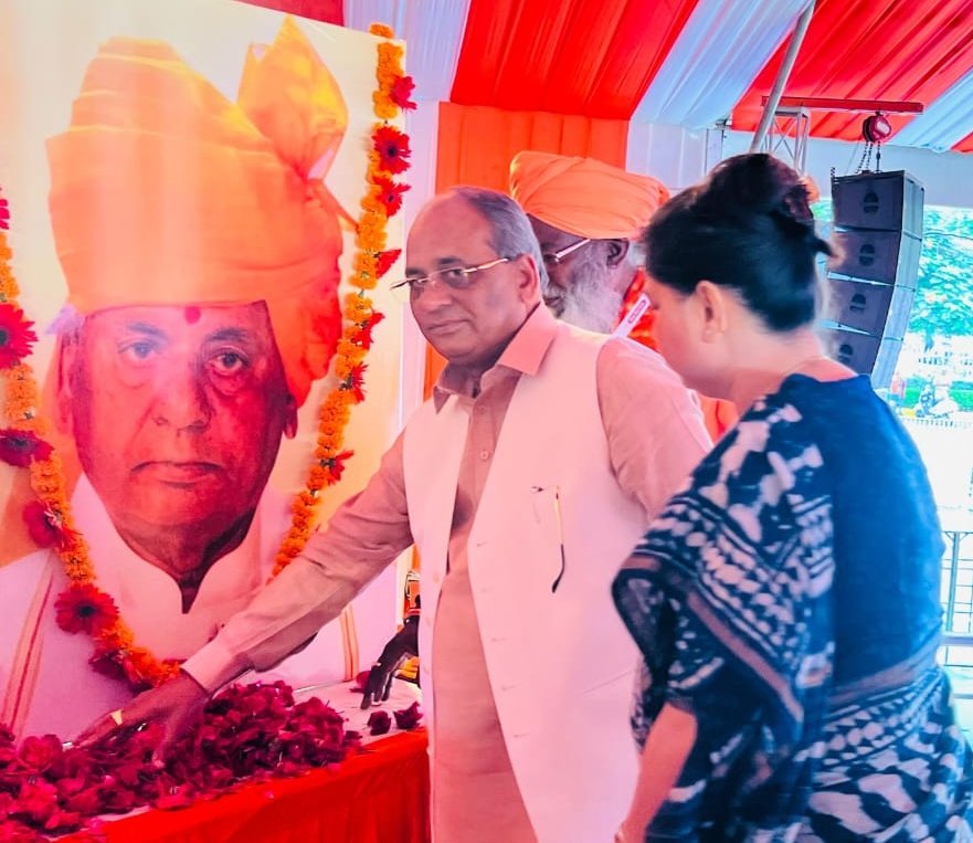 आज लखनऊ में श्रीराम जन्मभूमि आंदोलन के नायक, पूर्व राज्यपाल एवं उत्तर प्रदेश के पूर्व मुख्यमंत्री श्रद्धेय स्व• श्री कल्याण सिंह 'बाबूजी' जी की तृतीय पुण्यतिथि के अवसर पर आयोजित ‘हिंदू गौरव दिवस’ कार्यक्रम में श्रद्धेय बाबू जी को श्रद्धासुमन अर्पित कर उनकी स्मृतियों को नमन किया।