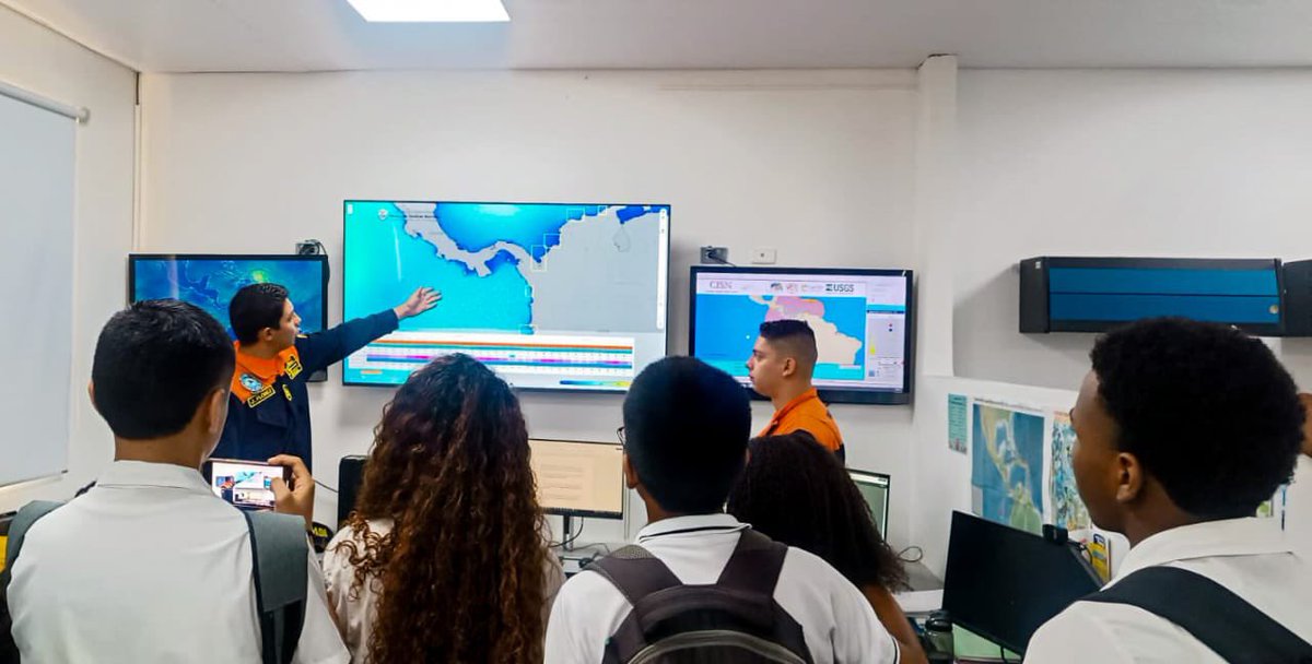 Dimarcolombia's tweet photo. Estudiantes del colegio Los Amigos de la Ciencia en Tumaco, visitaron las instalaciones del Centro de Investigaciones Oceanográficas e Hidrográficas del Pacífico #CCCP conociendo de primera mano las instalaciones y los aspectos generales acerca de la misionalidad de la #Dimar https://t.co/ie9JK4ruNE