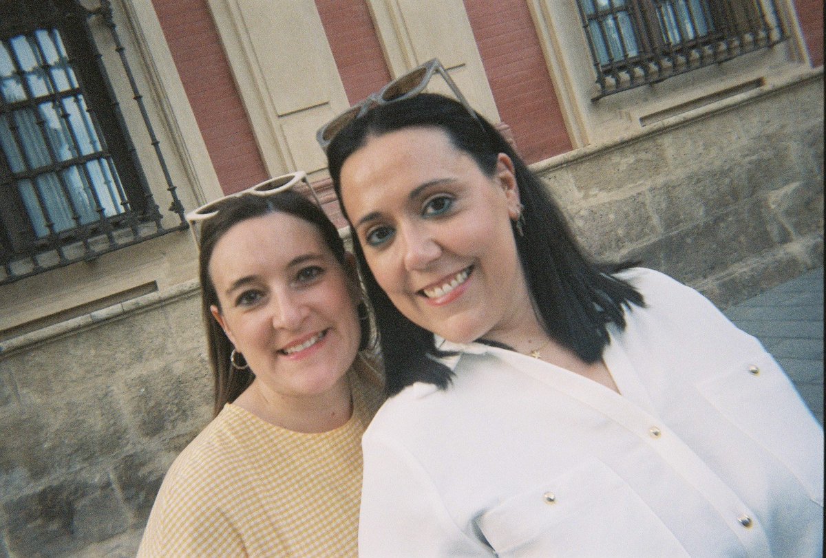 TaisIllan's tweet photo. La vida es más vida con las amistades que decidieron ser familia. Hay personas que son casa, paz y vida, y tu lo eres @cristinaandion ¡FELIZ CUMPLEAÑOS C! 🎈💜 

https://t.co/For0pmtxF9 https://t.co/YnLN2KJpui