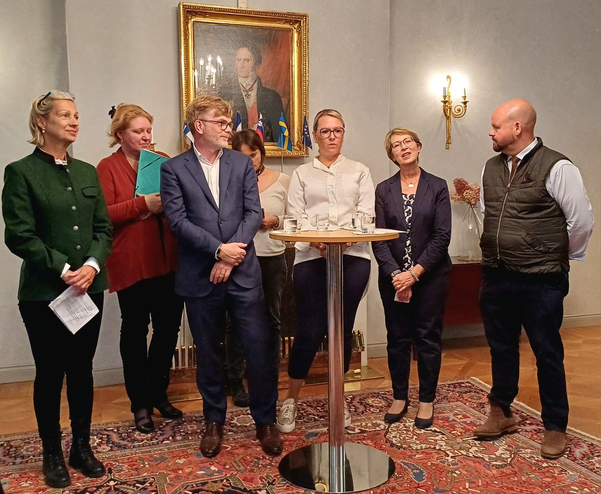 mmm_fi's tweet photo. 1/3

Ministrarna i gruppen #ForForest+ som främjar de skogsrika EU-ländernas ärenden träffades i Finland  på inbjudan av @SariEssayah. Ministrarna diskuterade bl.a. utvecklingen av EU-politiken som påverkar skogssektorn.

Pressmeddelande: https://t.co/ahGgFNmStg https://t.co/GHUdTUOd87