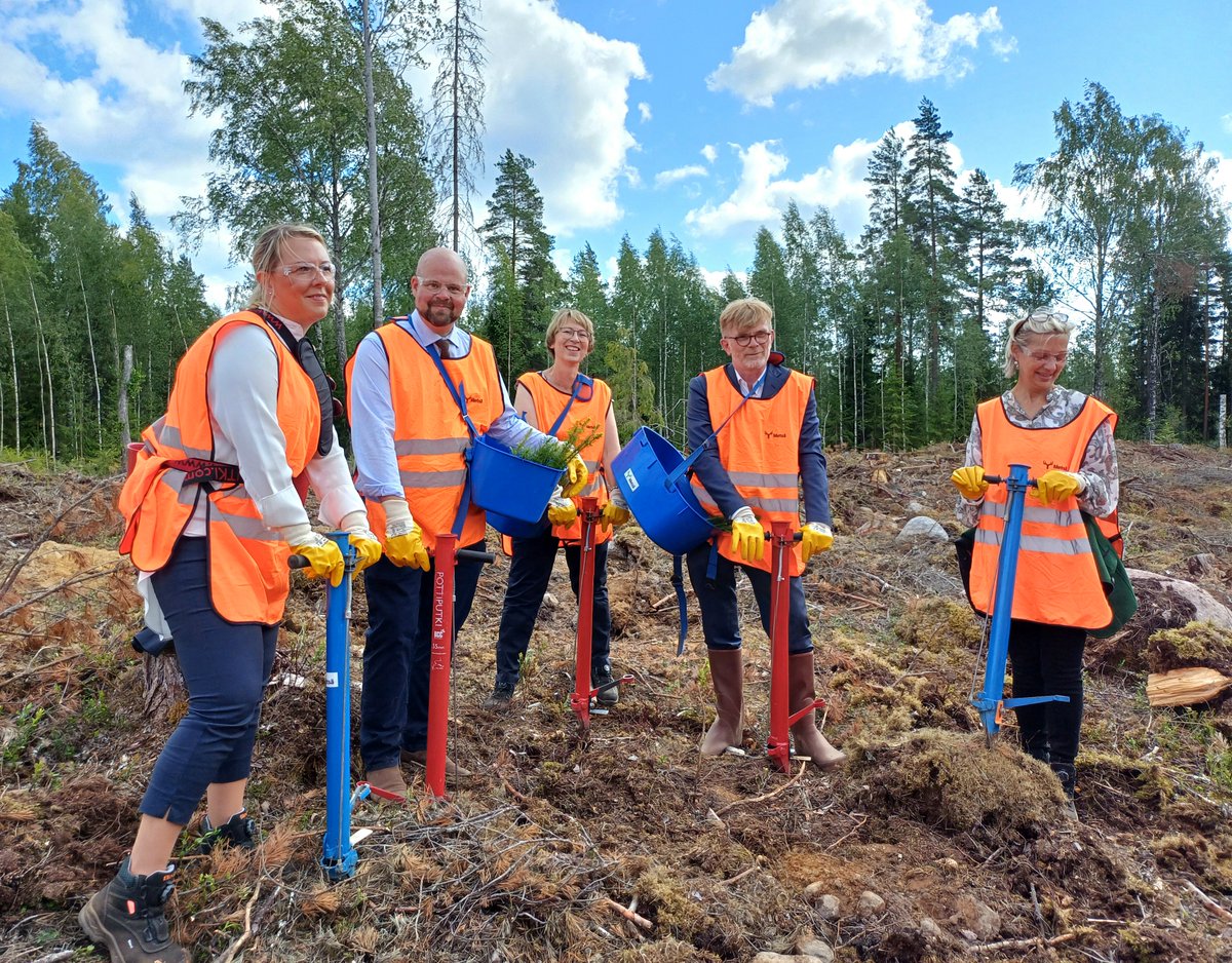 mmm_fi's tweet photo. 1/3

Ministrarna i gruppen #ForForest+ som främjar de skogsrika EU-ländernas ärenden träffades i Finland  på inbjudan av @SariEssayah. Ministrarna diskuterade bl.a. utvecklingen av EU-politiken som påverkar skogssektorn.

Pressmeddelande: https://t.co/ahGgFNmStg https://t.co/GHUdTUOd87