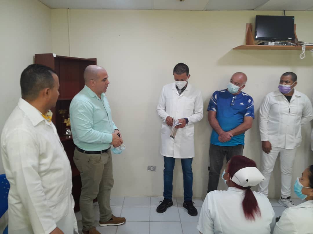 DrYusleivy's tweet photo. Intercambia la  dirección de la Misión Médica Cubana en Venezuela con colaboradores en su recorrido por el CDI Alberto Lubera. 
Lecheria, del estado Anzoátegui. #CubaCoopera #CubaPorLaVida https://t.co/tsWAeP94fB