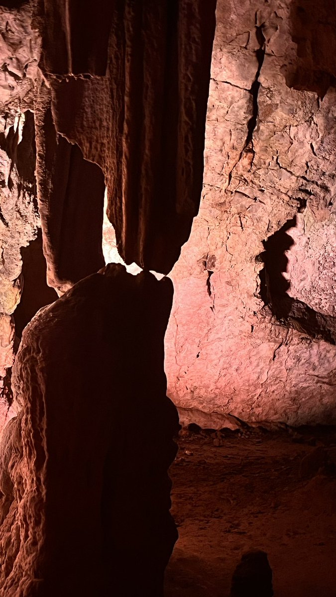 Il bacio tra una stalattite ed una stalagmite , dopo 20.000 mila anni, mi fa ben sperare.

(E la temperatura costante di 15 gradi mi fa respirare).