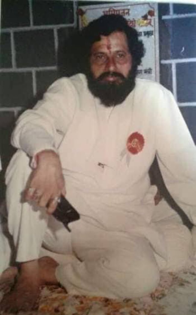 gajabhauX's tweet photo. नुसती दाडी वाढवून कुणी आनंद दिघे होत नाही !

आज जर धर्मवीर आनंद दिघे असते तर आरोपी ‘शिंदे’ला त्यांच्या विशेष चाबकाने फोडला असता, अगदी त्याला जिव नकोसा होईपर्यंत. 

शाळा प्रशासनावर भाजपचे पदाधिकारी आहेत का सेनेचे, हे न बघता, त्याची गचंडी बांधून त्याला रात्रीत टेंभी नाक्यावर आणून योग्य ती समज आणि विशेष प्रसाद देखील दिला असता. 

ज्या पोलिसांनी तक्रार नोंदवण्यात हलगर्जीपणा केला त्यांना ताबडतोब भामरागड, गडचिरोलीला पाठवले असते आणि सर्वात महात्वाचे म्हणजे, ते तात्काळ बदलापुरला धडकले असते. सत्ता नसतांना ते हे करण्याची धमक ठेवत होते. 

बदलापुरच्या मात-बघिनिंना आंदोलन करण्याची वेळच आली नसती.

त्यासाठी सत्तेला टक्कर देण्याची धमक असावी लागते. इडी च्या नोटीशिला घाबरून सुरतला पळून जाणारे आनंद दिघेंचे, बाळासाहेबांचे वैचारिक वारसदार असूच शकत नाहीत !  

जनतेच्या उत्सफूर्त आंदोलनाला, बोहेरच्यांचे आंदोलन म्हणून व लोकांवर केसेस टाकून, त्यांना अटक करून, एकनाथ शिंदे यांनी जनतेचा आवाज दाबण्याचा जोरदार प्रयत्न केला आहे. 

एकनाथ शिंदे जितका वेळ ‘लाडकी बहिण योजनेची’ जाहिरात करणार, तितका वेळ बदलापुरच्या निर्घृण कृत्याची आणि त्यांच्या बेजबाबदार वागण्याची आठवण स्वतः जनतेला करून देणार आहेत. आजच्या बेजबाबदार वक्तव्याने, एकनाथ शिंदेने self goal केला आहे.

जनता एकनाथ शिंदेंच्या या असंवेदनशील वागण्याला आणि सत्तेतून येणाऱ्या माजोरडेपणाला, माफ करणार नाही ! आरोपी ‘शिंदे’ ला महाराष्ट्र चांगलाच धडा शिकवेल.