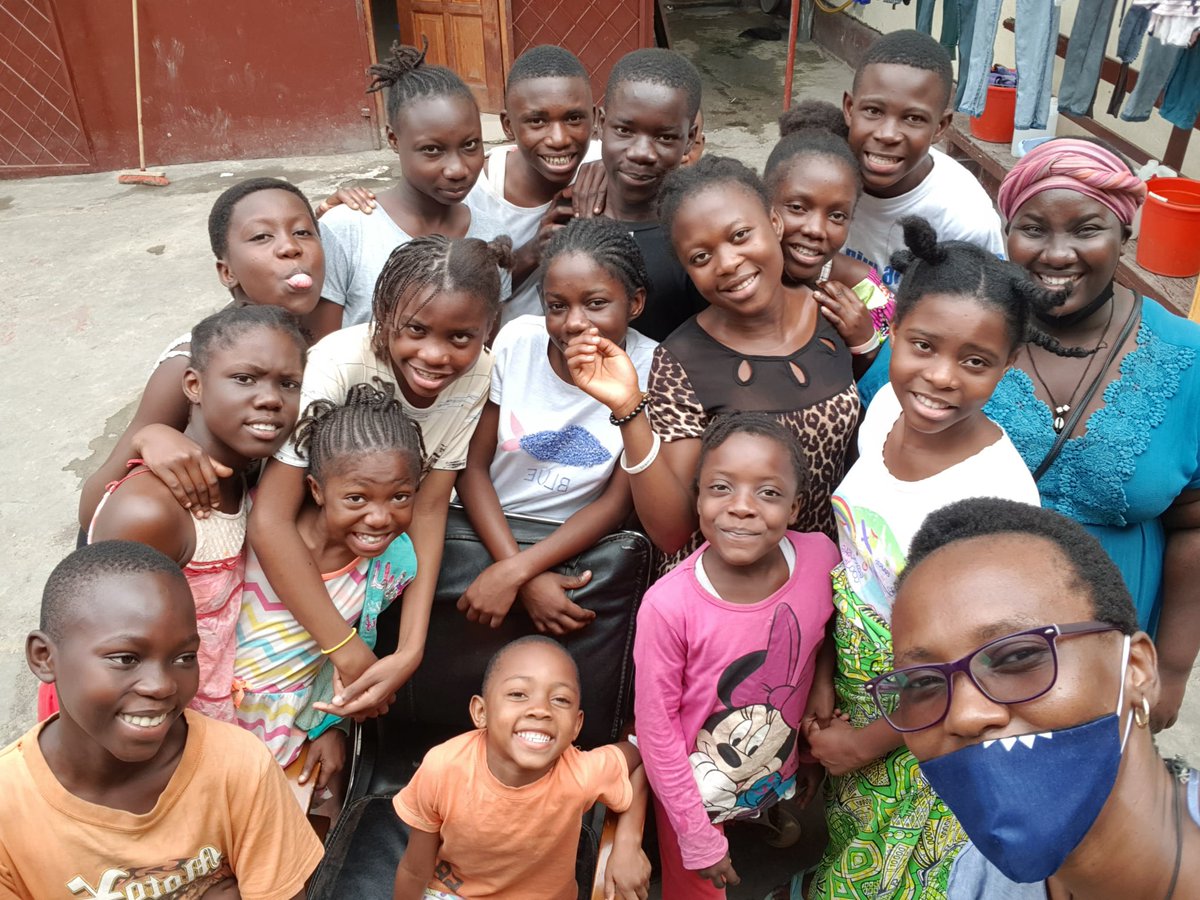 Pr les nouveaux et ceux qui ne savent pas "Un enfant Un parrain" a vu le jour il y a 4 ans, le programme vous permet de soutenir en prenant en charge pendant un an avec pour objectif clair et simple : scolariser le maximum d’enfants en favorisant l’accès à 1  éducation de qualité