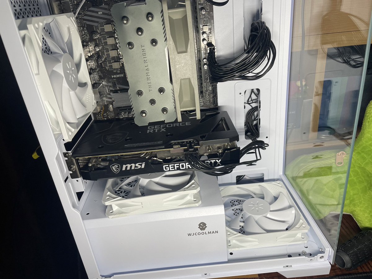 runrun3669's tweet image. 中2男子の部屋です。pcは先週組み立てました。（ryzen5 5500 rtx3060）
ちょっと前まで没収されてたので歓喜
あと文房具大好きです。ちなみに、隠してあるところは、学校指定のバックや紙が写ったため、消しました。
もし差し支えなければ動画等で使用していただけると幸いです。