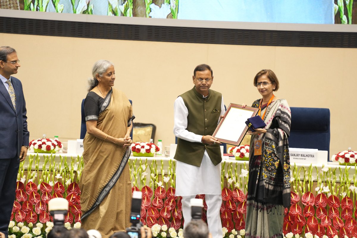 IncomeTaxIndia's tweet photo. Hon'ble FM, Smt @nsitharaman, in the presence of Hon'ble MoS(F) Sh @mppchaudhary, conferred the CBDT Certificates of Meritorious Service and CBDT Certificates of Excellence on officers and officials of the Income Tax Department who have excelled in different areas of tax administration.

#IncomeTaxDay