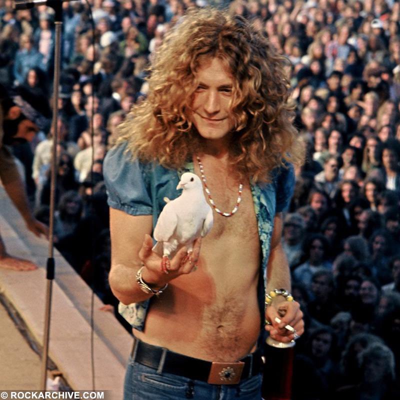 El día de hoy Robert Plant cumple 76 años.
Nacido Bromwich, Inglaterra, 20 de agosto de 1948) es un músico, compositor y productor británico, conocido mayormente por haber sido cantante de la banda de rock Led Zeppelin desde su fundación en 1968 hasta su separación en 1980.