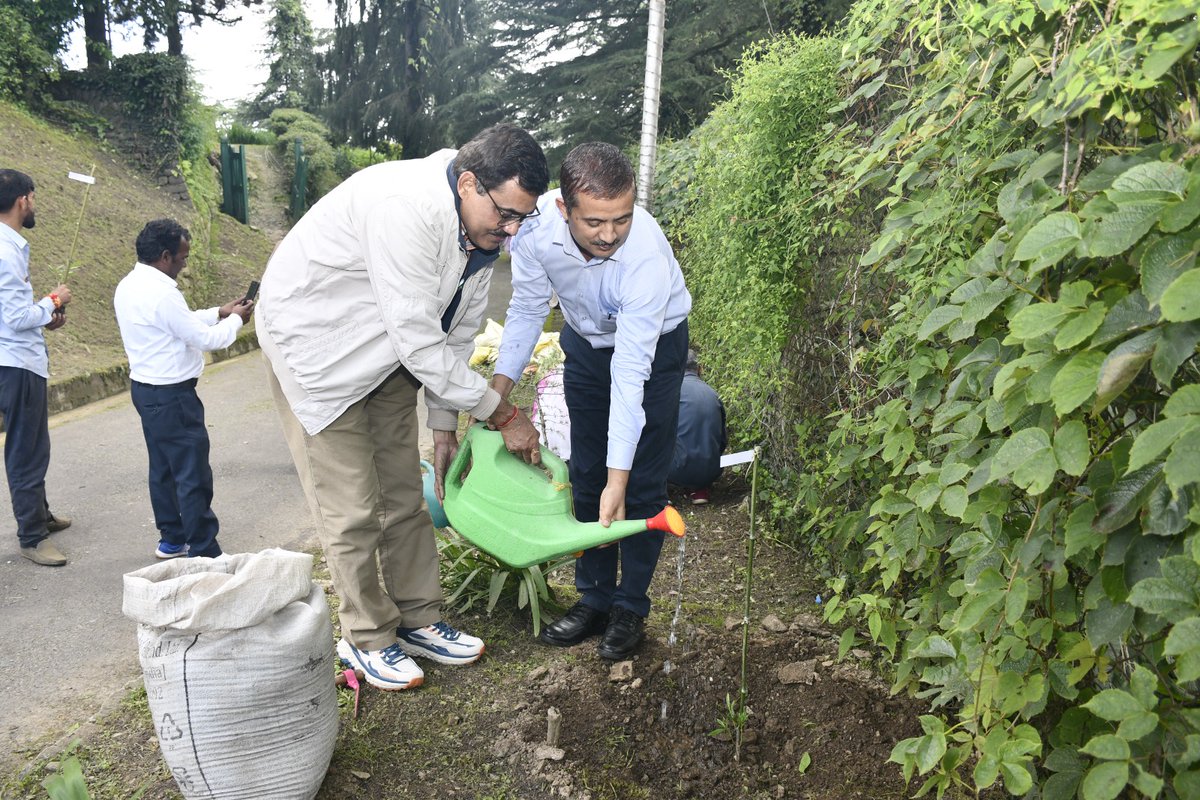 IIASShimla's tweet photo. "एक पेड़ माँ के नाम" अभियान के अंतर्गत, भारतीय उच्च अध्ययन संस्थान, शिमला में आज श्री मेहर चंद नेगी, सचिव की अध्यक्षता में पौधारोपण किया गया। पर्यावरण संरक्षण के प्रति हमारी प्रतिबद्धता को दर्शाते हुए सभी ने वृक्षों की देखभाल का संकल्प लिया। 🌳🌿 #EkPedMaaKeNaam #IIASShimla https://t.co/mDK8pbsPFW
