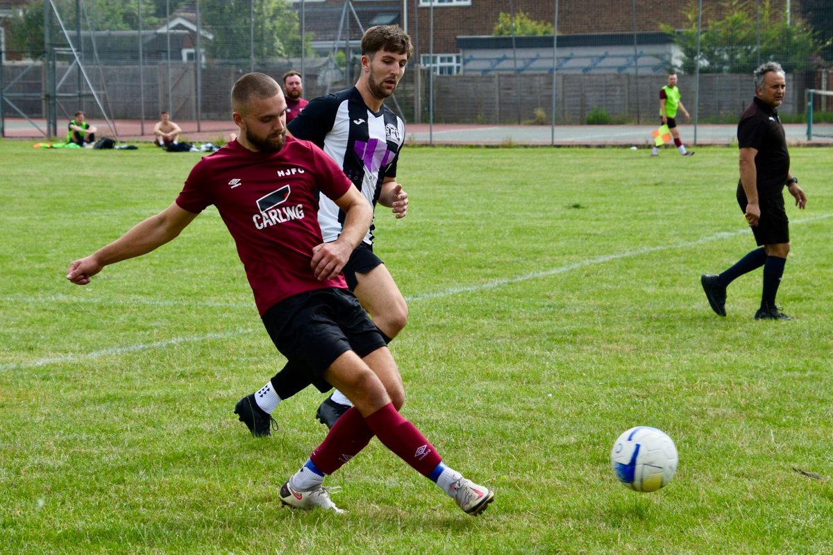 HarlingtonResFc's tweet photo. Some recent pics from the boys in preseason the other week against @LeaSports_1stXI 🤝 https://t.co/nVWmjjVT6B