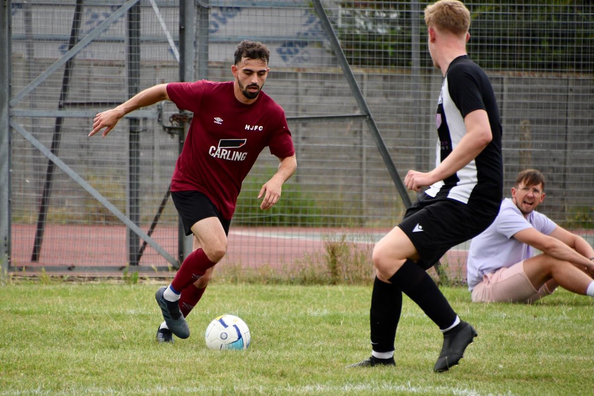 HarlingtonResFc's tweet photo. Some recent pics from the boys in preseason the other week against @LeaSports_1stXI 🤝 https://t.co/nVWmjjVT6B