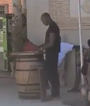 Esta foto está tomada debajo del hotel donde se alojan los inmigrantes de Mocejón. 

No hay ni un niño, no son Menas, son africanos, algunos con más de 30 años. 

Los medios de comunicación nos manipulan a su antojo para crear un relato.