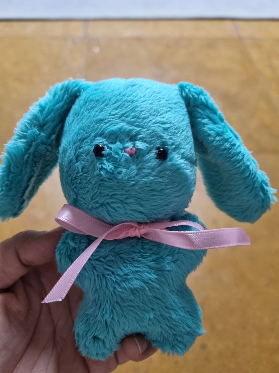 스푸마토끼 오늘 완성.
얼기설기 어설픈 바느질이고 귀도 쬐끔 삐뚤어졌지만 뿌듯♡
ㅎㅎㅎ
첼란쌤 감사해요!😘