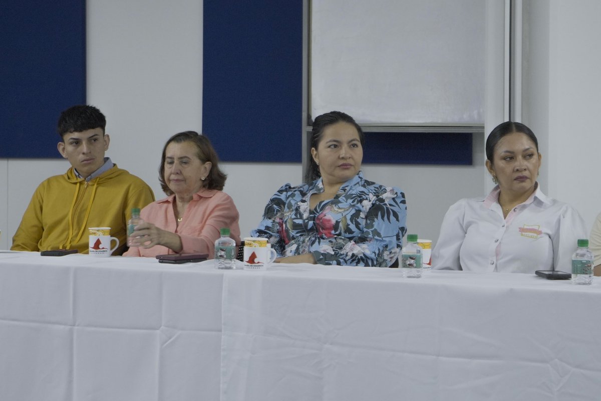 CCCASANARE's tweet photo. Iniciamos nuestro Café Empresarial ☕️ con comerciantes y empresarios del centro de #Yopal. En este espacio damos a conocer todos nuestros programas y, al mismo tiempo, escuchamos las propuestas del sector para incluirlas en las actividades programadas. https://t.co/SiVCZ60mVG