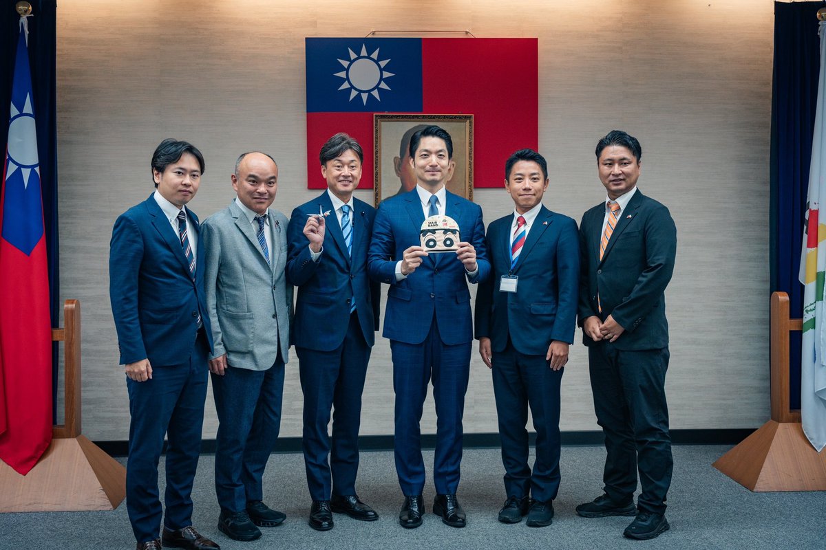蔣萬安 Wanan Chiang (@wananchiang) on Twitter photo 自民党青年局の <a href="/_SuzukiTakako_/">衆議院議員 鈴木貴子/SUZUKI Takako</a> 鈴木貴子局長ならびに自民党青年局の皆様、このたびは台北市へようこそお越しくださいました。#オレたちは仲間だ!
歡迎日本自民黨青年局鈴木貴子局長率團來訪臺北市政府,我們是夥伴! 自民党青年局の <a href="/_SuzukiTakako_/">衆議院議員 鈴木貴子/SUZUKI Takako</a> 鈴木貴子局長ならびに自民党青年局の皆様、このたびは台北市へようこそお越しくださいました。#オレたちは仲間だ!
歡迎日本自民黨青年局鈴木貴子局長率團來訪臺北市政府,我們是夥伴!