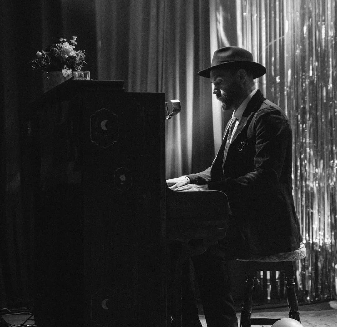 coldplay_spirit's tweet photo. Le saviez-vous ❓️ 

La vidéo Cry Cry Cry a été dirigée par Dakota Johnson (ses débuts dans la réalisation)
Le clip met en scène un couple qui vieillit, leur danse ralentit, mais leur amour reste intact au fil des années écoulées.

📷 emilyknecht

Coldplay 
#crycrycry #coldplay https://t.co/JomArZ0qGz