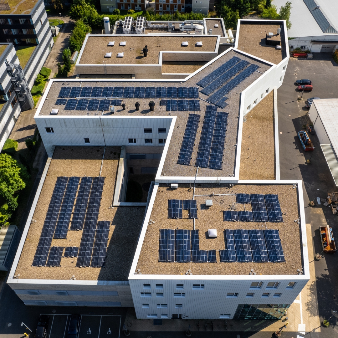 Wissenschaft, Forschung, Gleichstellung & Bezirke (@hh_bwfgb) on Twitter photo 🌞🔋 Hochschulgebäude liefert Solarstrom: Erste Photovoltaikanlage der <a href="/unihh/">Universität Hamburg</a> geht auf dem Forschungszentrum CHyN an den Start. Die Anlage erzeugt Strom für 55 Haushalte. Bei der Eröffnung dankte Wissenschaftssenatorin <a href="/fegebanks/">Katharina Fegebank</a> <a href="/fhh_umwelt/">UmweltbehördeHH</a>, <a href="/HH_Energiewerke/">Hamburger Energiewerke GmbH</a> & <a href="/sprinkenhof/">Sprinkenhof</a>. 🌞🔋 Hochschulgebäude liefert Solarstrom: Erste Photovoltaikanlage der <a href="/unihh/">Universität Hamburg</a> geht auf dem Forschungszentrum CHyN an den Start. Die Anlage erzeugt Strom für 55 Haushalte. Bei der Eröffnung dankte Wissenschaftssenatorin <a href="/fegebanks/">Katharina Fegebank</a> <a href="/fhh_umwelt/">UmweltbehördeHH</a>, <a href="/HH_Energiewerke/">Hamburger Energiewerke GmbH</a> & <a href="/sprinkenhof/">Sprinkenhof</a>.