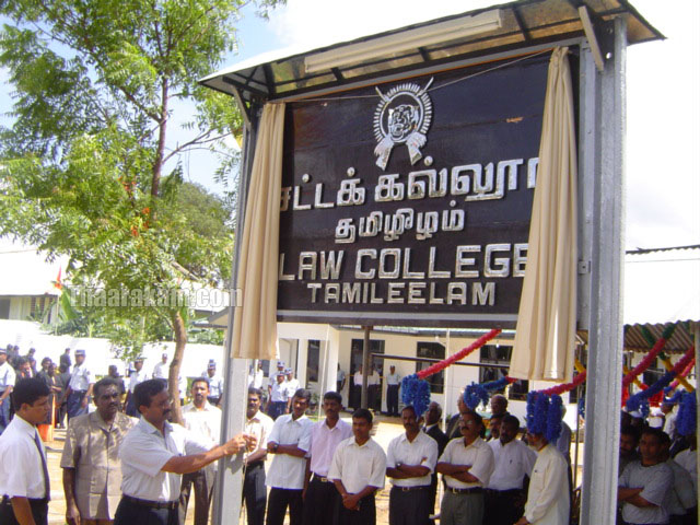 Dhana1810's tweet photo. 1993 ல் இதே நாளில், தமிழீழ நீதித்துறை செயற்பாடுகள் அறிமுகமானது. சுன்னாகத்தில் துவங்கி, பருத்தித்துறை, சாவகச்சேரி, நல்லூர் மற்றும் வன்னி, மன்னார், முல்லைத்தீவு என விஸ்தரிப்பு அடைந்து, தமிழ் மக்களுக்கு ஒரு நிலையான நீதியும், பாதுகாப்பும் வழங்கப்பட்ட வரலாற்றின் 31 ஆவது ஆண்டு இன்று. https://t.co/gFMlYjw82J