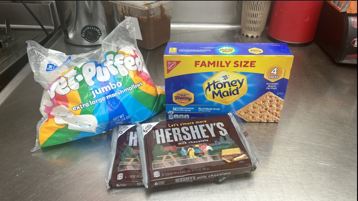 AnetteBowring's tweet photo. S’mores Day!
@Tee_Triggs @SavoieRay @taryn_mahaffey @Chilis @neufeldjosh1 
#chilis♥️
#culturecalendar
#CGC https://t.co/dbX7sGHgnS