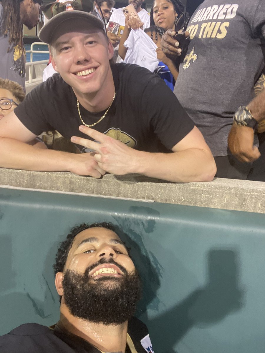 𝐇𝐮𝐠𝐡 𝐃𝐚𝐭! Pretty cool moment for lifelong Saints fan - and new Sluggerbird - Hugh Pinkney at Yulman Stadium last night! 

#RollWave 🌊 ⚾️ | #WhoDat