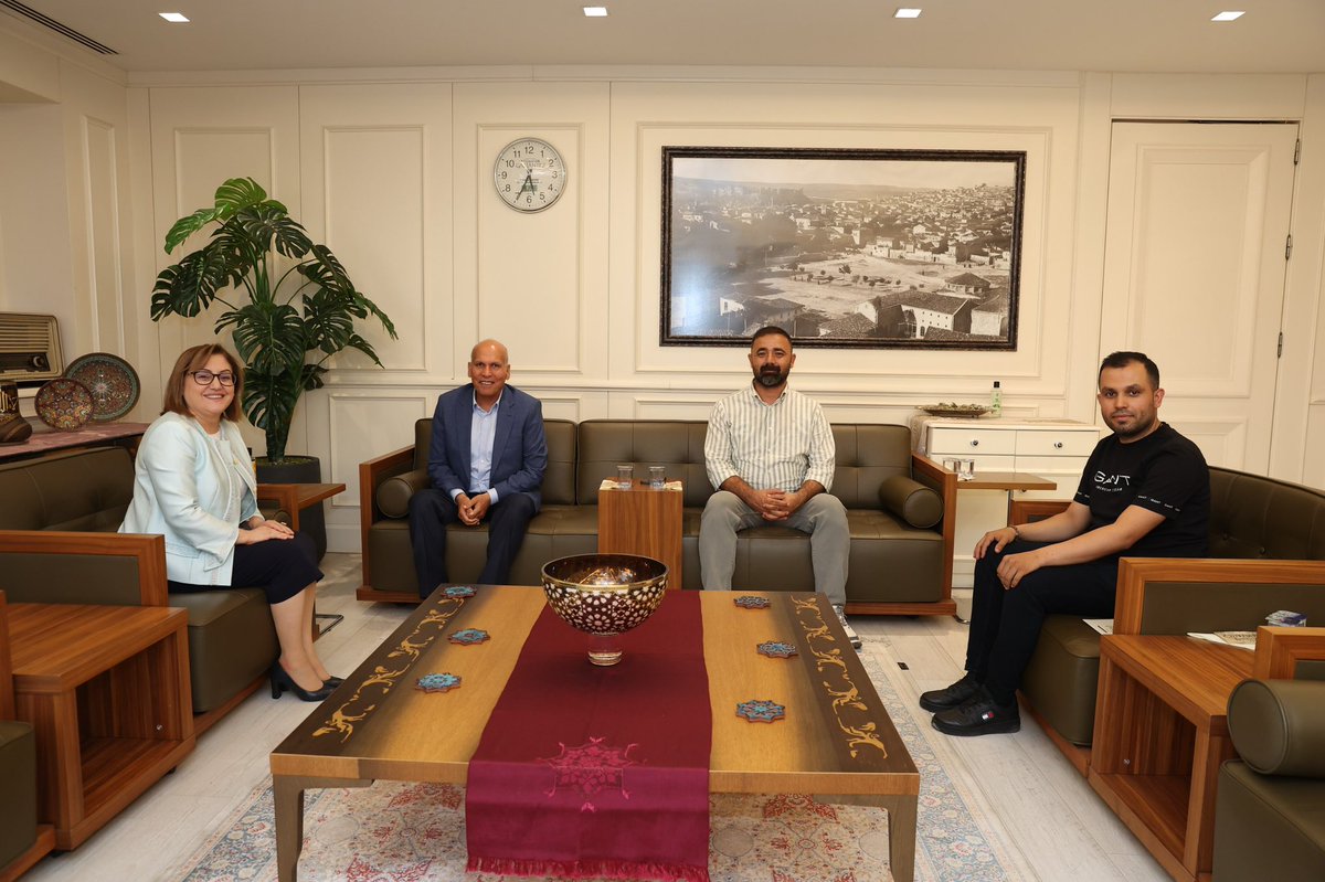 Çok kıymetli Gaziantep büyükşehir belediye başkanımız bakanımız sayın <a href="/FatmaSahin/">Fatma Şahin</a> hanım efendiye ziyarette bulunduk.
hoş sohbeti ve ilgisinden ötürü bakanımıza şükranlarımızı sunarız.

#Nuhkocaaslan