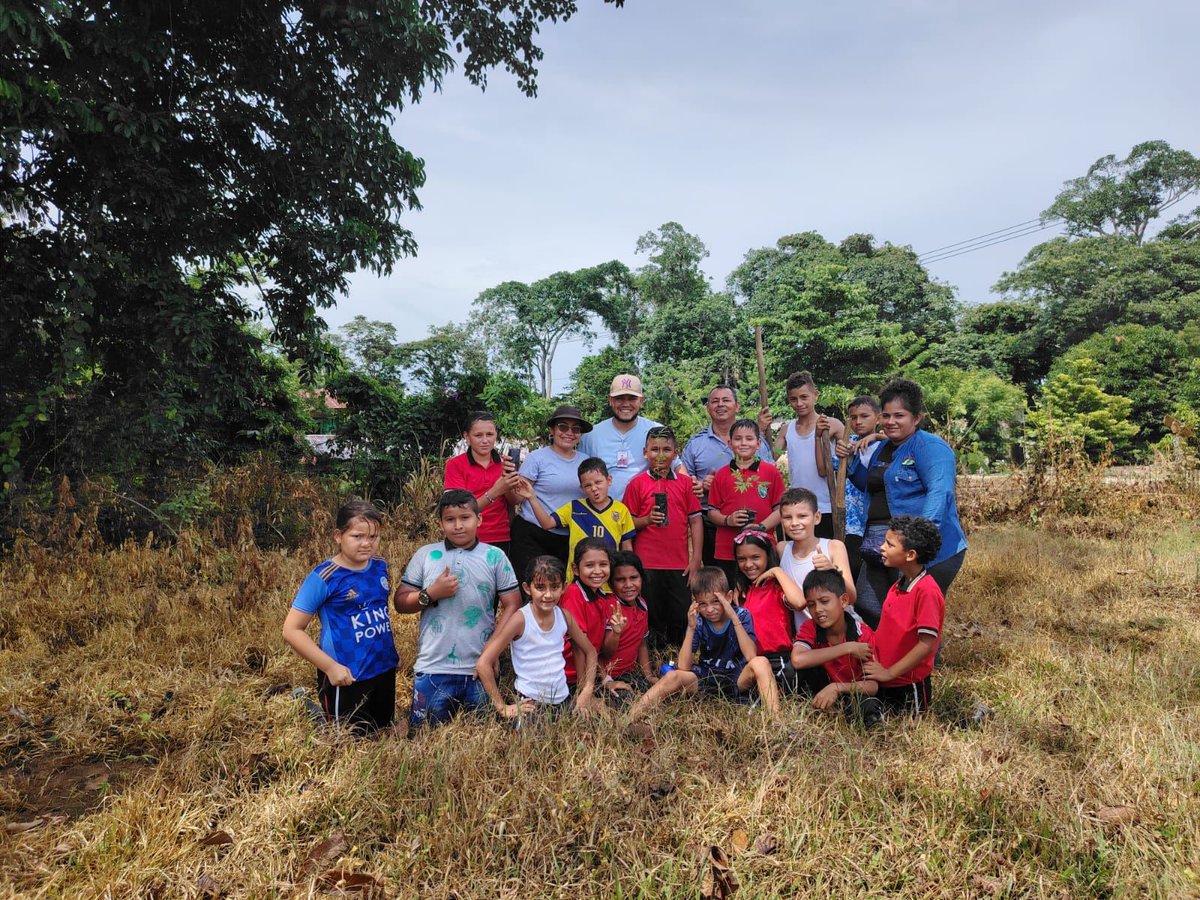 Col_Sostenible1's tweet photo. En #Tibú, corazón del #Catatumbo, estudiantes de 4° y 5° de primaria sembraron 🌳15 árboles de cedro rojo para fomentar una conciencia ambiental entre los más jóvenes en el marco de un proyecto que apoyamos con #Lexcom, @fcolombiaenpaz y @el_BID 🇨🇴🌿
@MinAmbienteCo 🍃 https://t.co/KAHRyaRQZB