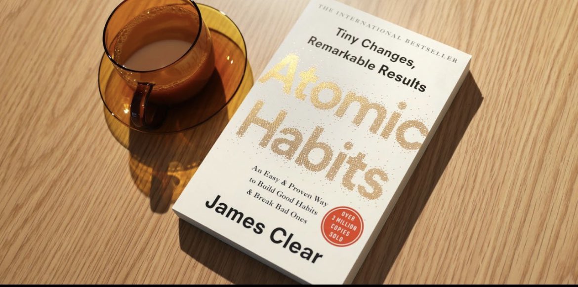 💥 10 APRENDIZAJES DEL LIBRO ATOMIC HABITS DE JAMES CLEAR

1️⃣ Un hábito es una rutina o un comportamiento que se realiza con regularidad y, en muchos casos, de forma automática. Cuanto más se integre un hábito en tu vida, menos necesitarás estímulos externos para seguirlo.

2️⃣ 1%