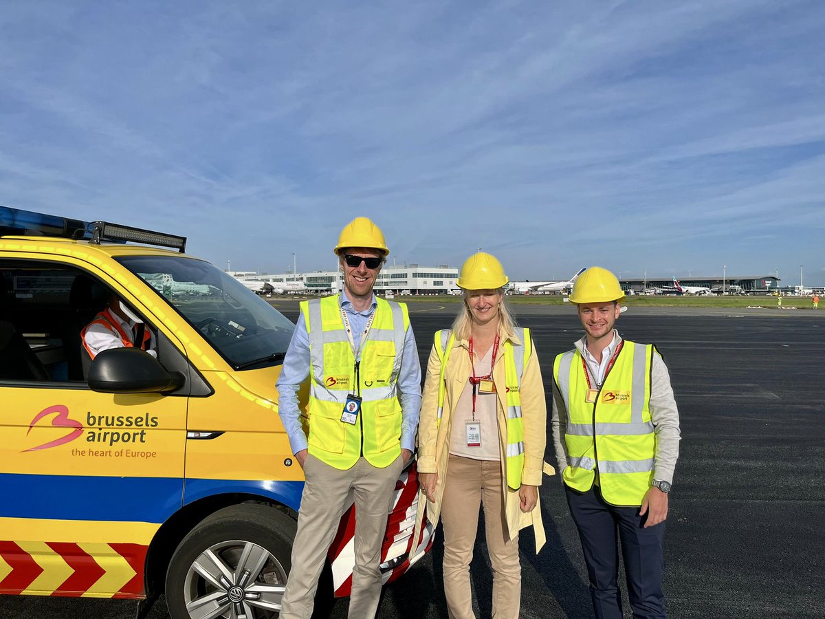 Brussels Airport (@brusselsairport) on Twitter photo Ook dit jaar verwelkomen we politici op #brusselsairport tijdens de <a href="/vokavzw/">Voka - Vlaams netwerk van ondernemingen</a> zomerstage. Kamerlid <a href="/kjellvanderelst/">Kjell Vander Elst</a> ging mee op patrouille met een veiligheidsinspecteur op tarmac en nam een kijkje in het operatiecentrum van de luchthaven. #vokazomerstage Ook dit jaar verwelkomen we politici op #brusselsairport tijdens de <a href="/vokavzw/">Voka - Vlaams netwerk van ondernemingen</a> zomerstage. Kamerlid <a href="/kjellvanderelst/">Kjell Vander Elst</a> ging mee op patrouille met een veiligheidsinspecteur op tarmac en nam een kijkje in het operatiecentrum van de luchthaven. #vokazomerstage