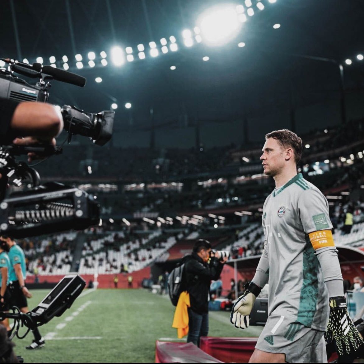 MnbrBayern's tweet photo. " الفصل الاخير من القصه يقترب من النهاية "

جدار برلين لن يستطيع الوقوف مرة أخرى الرجل الذي غير مفهوم الحراسه قاد معركة شرسه ضد الكارهين والحاقدين ..

هذا الموسم الرقصة الأخيرة لـمانويل نوير احد اساطير كرة القدم وافضل لاعب بتاريخ المانيا وبايرن ميونخ ..

لم يتبقى الكثير 💔 https://t.co/bSQG12AC6e