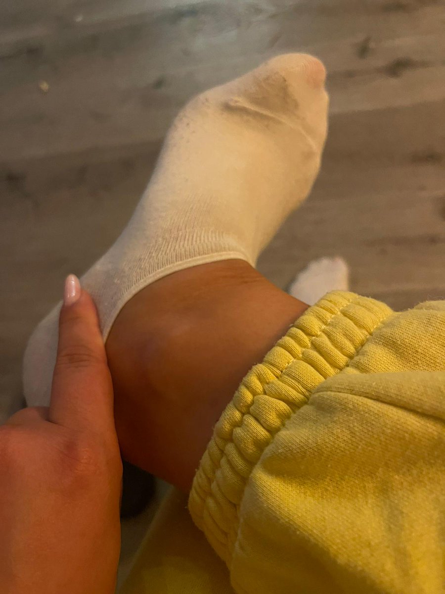 LisaDomFeet's tweet photo. Chciałbyś żebym zdjęła ta skatpetke co kundlu? 😂 
#FinDom #Feet #feetworshi̇p #findomgodess 
@dev_oted @FindomPolish @rt_feet @rtfeetslave1 @rtfindom @RtSimp69 @dommes_rt @RT_THE_FEET https://t.co/9E9Ep2FHtw