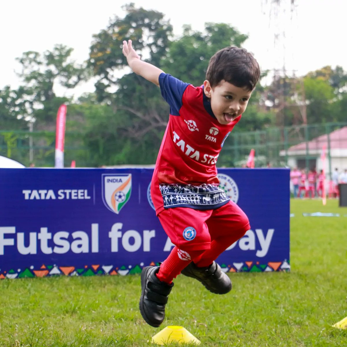 JamshedpurFC's tweet photo. Jamshedpur FC makes history with first-ever Futsal Day celebration aiming to nurture future football talents.🦾🔥
#JamKeKhelo #grassroots #grassrootsfootball #futsal #futsalday #futsalforallday #grassrootsschool https://t.co/14QGPEPxs3