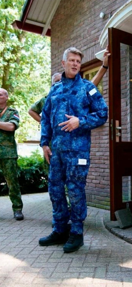 harmenbakker's tweet photo. Op LinkedIn kwamen de volgende foto's van het #DOKS tenue naar boven. Wat vinden we hier van de blauwe variant? #Defensie https://t.co/6itnvfbHfP