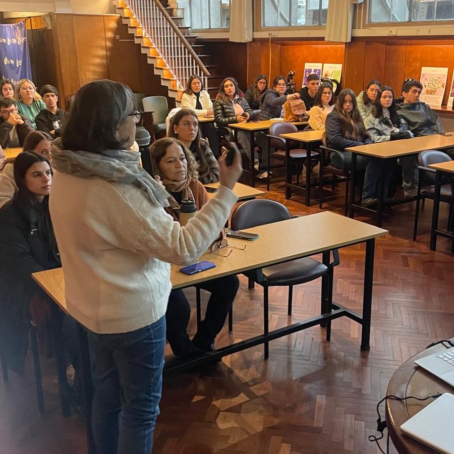 IIBCE's tweet photo. Hoy nos visitan estudiantes y docentes del #CeRPcentro de Florida para conocer las investigaciones y plataformas de microscopía del Instituto. Damos la bienvenida a futuras y futuros docentes de #biología 🧑🏫🔬🌿🐟🐦🦌🦠 https://t.co/HtnyeDlIhs