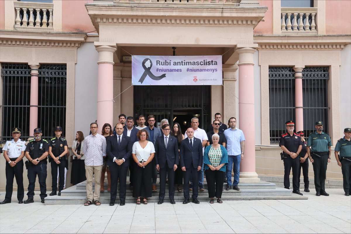 Molt bé que el MHP Illa estigui a l'acte homenatge per dos dones assassinades però no va venir, com a mínim, a actes per víctimes atemptats agost2017 (per mig dia més de vacances?)
Des de el respecte, no anem bé. El record per les víctimes dels atemptats es millorable.
Salut