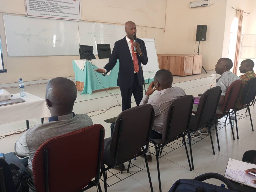 L'<a href="/burundi_ena/">ENA BURUNDI</a> L'ENA renoue avec la mission de renforcement des capacités de l'Administration publique.
Plus d'une centaine de hauts cadres, cadres et agents de 6 ministères bénéficient depuis aujourd'hui d'une formation de 3 jours sur le Leadership transformationnel.