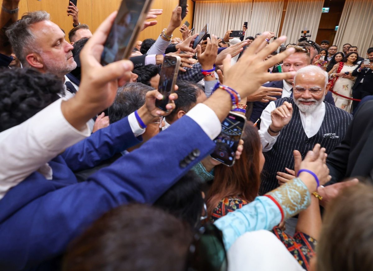 narendramodi's tweet photo. Jestem niezmiernie wzruszony gorącym przyjęciem przez indyjską diasporę w Polsce! Jej energia uosabia silne więzy łączące nasze narody. https://t.co/mJnriETXPZ