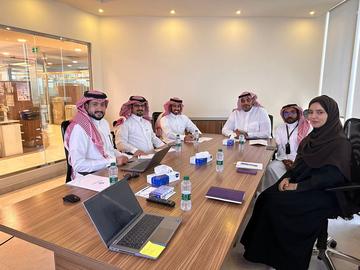 #تغطية | 📸
سعياً من #تجمع_حفرالباطن_الصحي ممثلاً بالإدارة التنفيذية للتميز السريري لتعزيز التواصل مع المركز السعودي لاعتماد المنشآت الصحية  "سباهي"
تم اليوم عقد لقاء لمناقشة تحسين تجربة المستفيدين وقياس أثر الاعتماد على المنشآت الصحية.