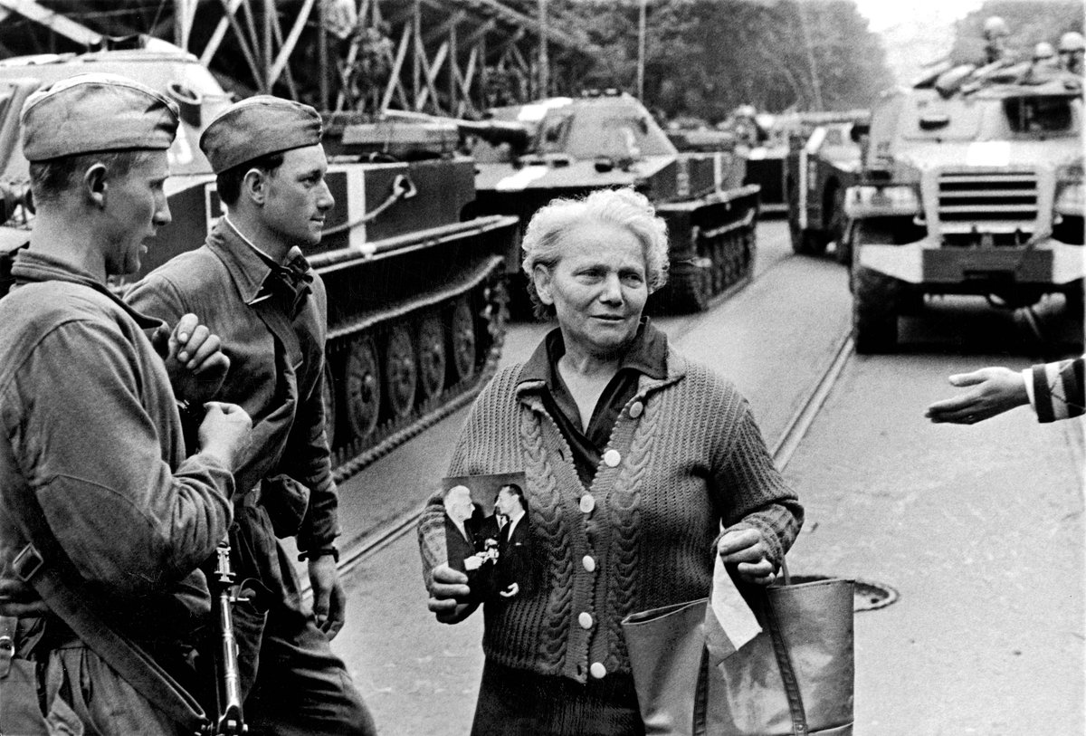 #OTD vor 56 Jahren marschierten die Truppen des Warschauer Pakts in die Tschechoslowakei ein. 

Die  Invasion setzte nicht nur den Bemühungen zur Reform des sozialistischen Systems ein jähes Ende, sondern forderte auch weit über 100 Todesopfer.
 
📷 archiv Aleny Šourkové