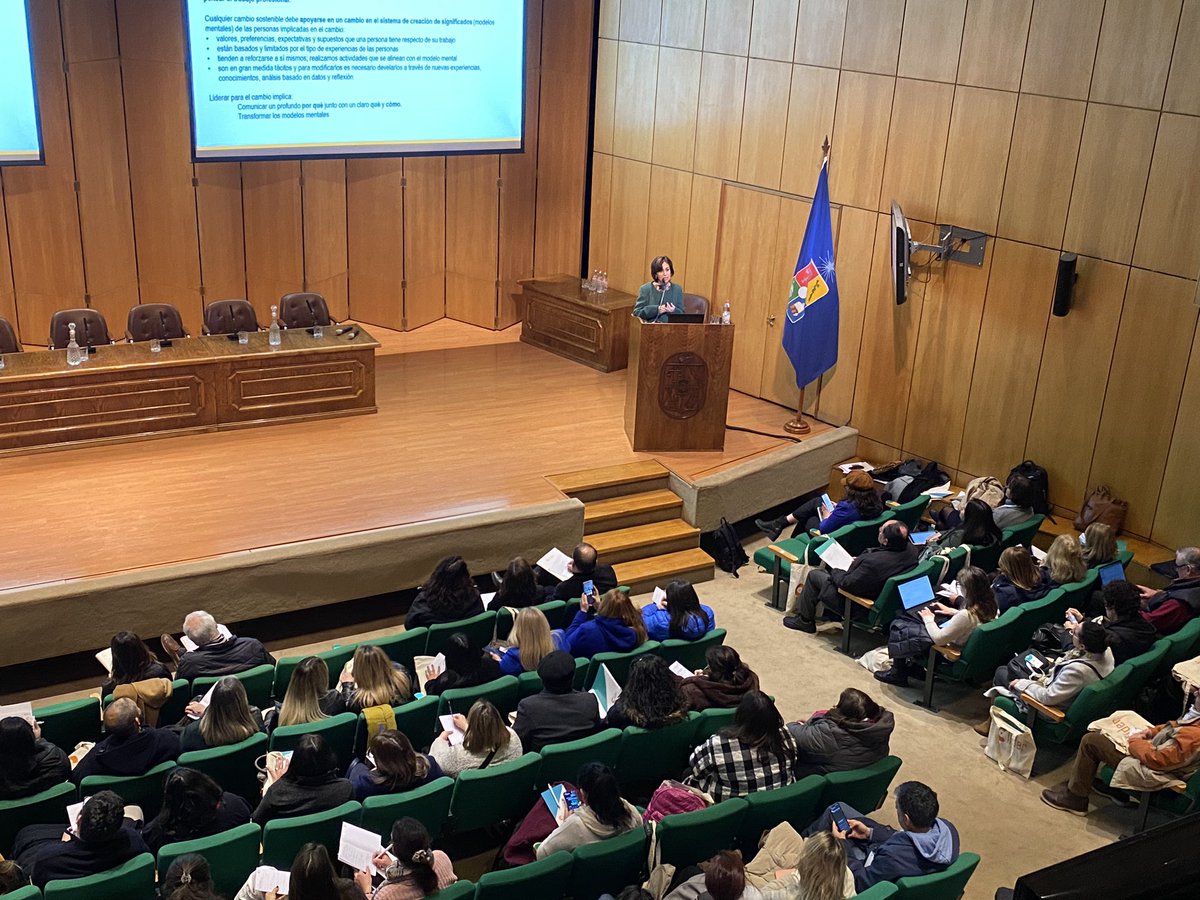 lideres_edu's tweet photo. #CLíder tiene casa llena 👏🏼 
Nos encontramos en el último Seminario Internacional de #CLíder “¿Cómo sostener iniciativas de mejora?: Una mirada desde distintos roles del sistema educativo”🤩

Gracias a todas la instituciones que conformamos esta alianza ❤️ https://t.co/JcqPZRMHds