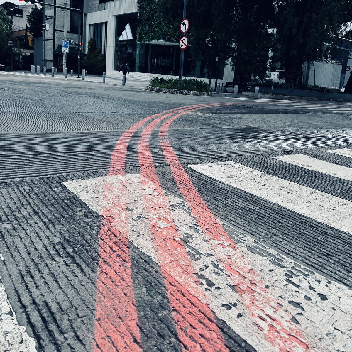 Para la mayoría son simples rayas pintadas en la calle. Para 30.000 corredores, significa todo. ♥️🎖️🔥 Nos vemos el domingo <a href="/MaratonCDMX/">Maratón de la Ciudad de México Telcel</a>. 🥹 Estamos de regreso. 🫶🏻