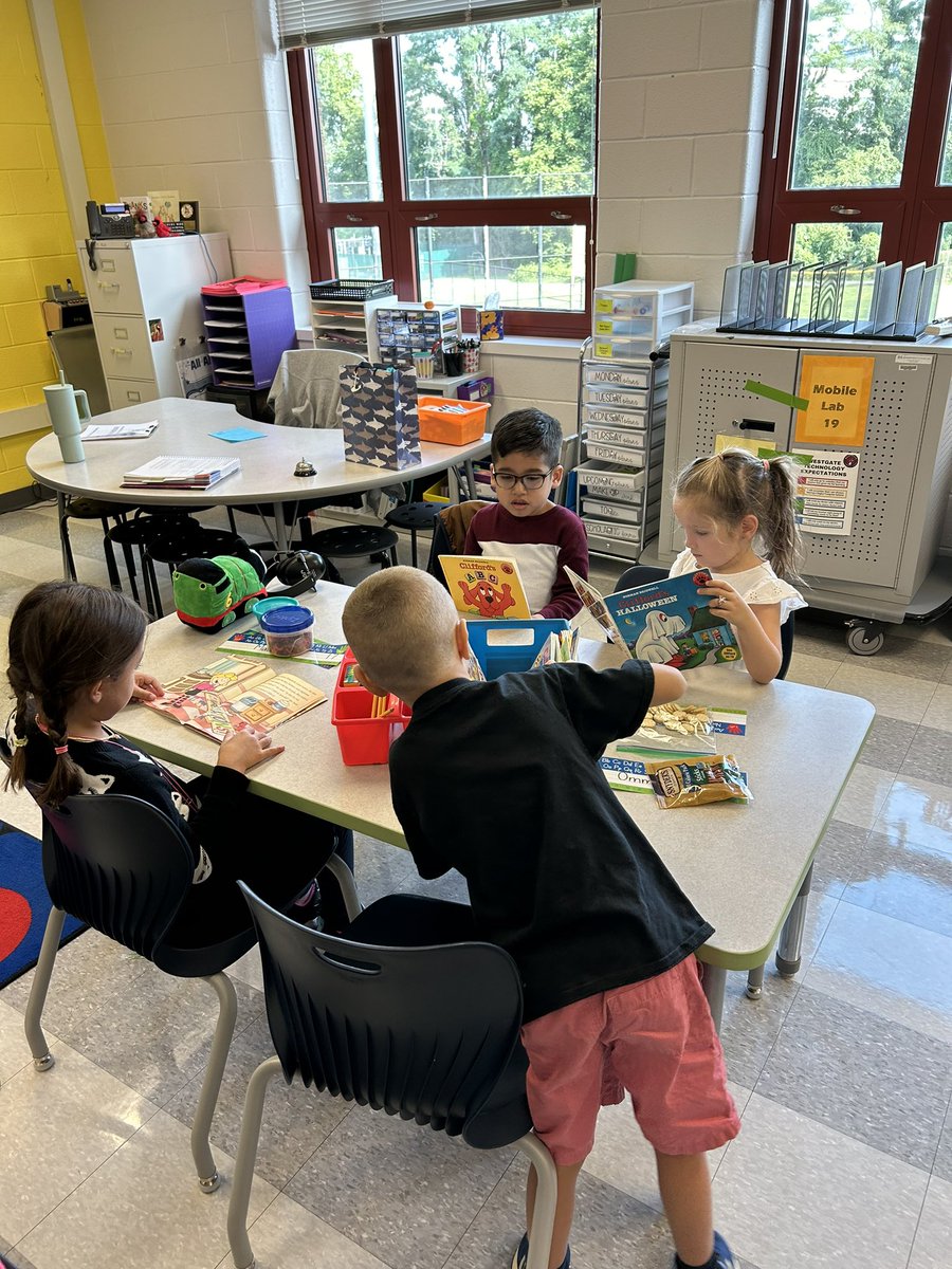 Ms_Welch1's tweet photo. We started exploring our library books today! Students did a great job handling them with car 📚 https://t.co/3PRrNkVqJS