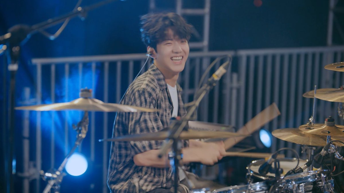 aegyochangjae's tweet photo. WHAT DID I DO TO DESERVE DAY6????? THANK YOU UNIVERSE FOR MAKING ME MY DAY 😭😭😭😭😭 https://t.co/1KBHJZJRGj