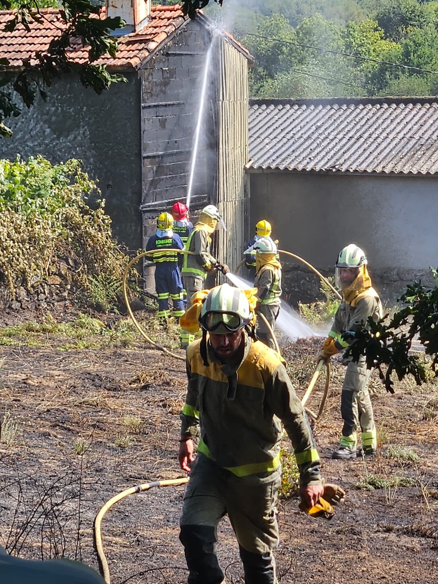 Alertados polo <a href="/112Galicia/">112 Galicia</a> na tarde de onte, por un incendio forestal próximo a varias construccións no lugar de Barxés (Muíños). Por sorte, non houbo que lamentar mais que os desperfectos nunha fachada.