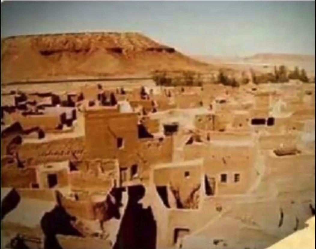 HDeaij's tweet photo. من(قديم..نديم)...
"دروب الطيب"
أحدن دروب الطيب راسه وساســـه/
متوارثة ما هو بقــــــــرار اختياري
مدروس في قوله وفعلـه دراسه/
من فعل أبوه وجـــــــــده الكل داري
متوارثنّ الطيب مـن قـوّ باسه/
 يمشي دروب المرجله حیل ضاري
وأحدن كما الهلباج يومـي براسه/
همه ببطنه مثل خرب الحــباري
نفسه شحيحه مثل بعض البسـاسه
يصرّ قرشه بالمواجيب عـــــاري
وأحدن يجيه الكيف يجلي عماسه/
ما يركبه دين ولا عــنه داري
متمشلــــح بالمال يناظر مقـــاسه/
ما همّــــــه الثانين بقل المصــــاري
جور الزمـــــن ماقط حاسه وداســـه/
ابمال ابوه يفاخــــرايضا يمـــاري
ما غشته دنياه كلــــــب الحراسـه/
حرّاس مــــال مالطيبه طـــــــواري
واحدن من طعون الزمن شاب راسه/
دايم يسومل في ليال الغــداري 
يشيل هم الوقـت والوقت حاســه/
قام يتقلــــب به يمين ويســاري 
أنا أشهد ان الوقت قد طرّ كاســــه/
واومـــت به الأيام يم الضـــــواري
 دنيا دنيه ما بها مــــن وناســـه/
كود الصـلاة اللي بها الكل قاري
وباقي من الأركان باقـــي الخمـــاسه/
 هي لذة الدنيا وســـتر العــــــــواري
يا حظ منهـــــو رافقته الوناسـه/
اللي مشـــــــى درب العباده  مساري 
***********
   حمد الدعيج 
   "نديم كميت"