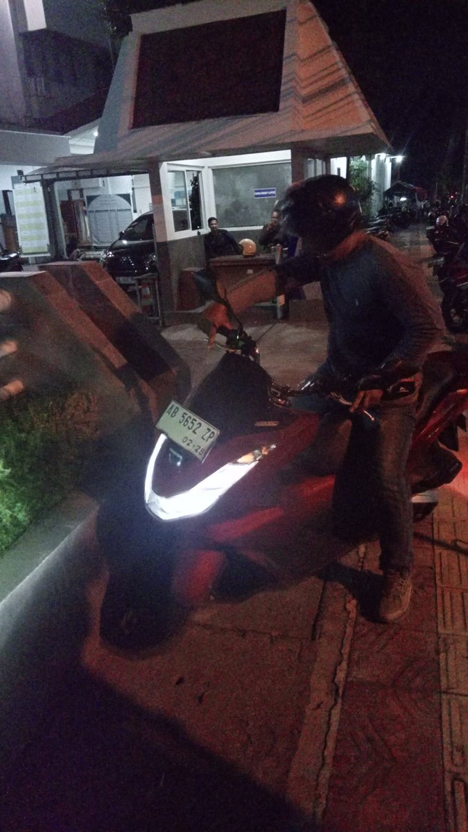 Yth <a href="/polresjogja/">Polresta Yogyakarta</a> <a href="/humaspolsekgk/">Polsek Gondokusuman</a>, tak perlu repot2 hadirkan intel ke forum2 terbatas OMS/mhs di #Jogja. Kasihan, krn blm tentu paham substansi tp hrs nongkrong lama demi lapor ndan. Kami mnta pulang td

*Foto sy ambil dgn pernyataan, sepengetahuan ybs, tdk spt saat dia foto2 forum